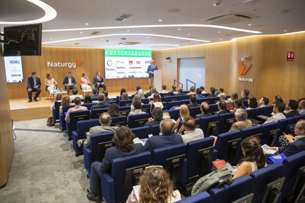 Panel de expertos discutiendo sostenibilidad y rehabilitación de activos en el foro Optimiza2024, celebrado en Madrid.