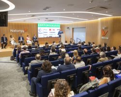 Panel de expertos discutiendo sostenibilidad y rehabilitación de activos en el foro Optimiza2024, celebrado en Madrid.